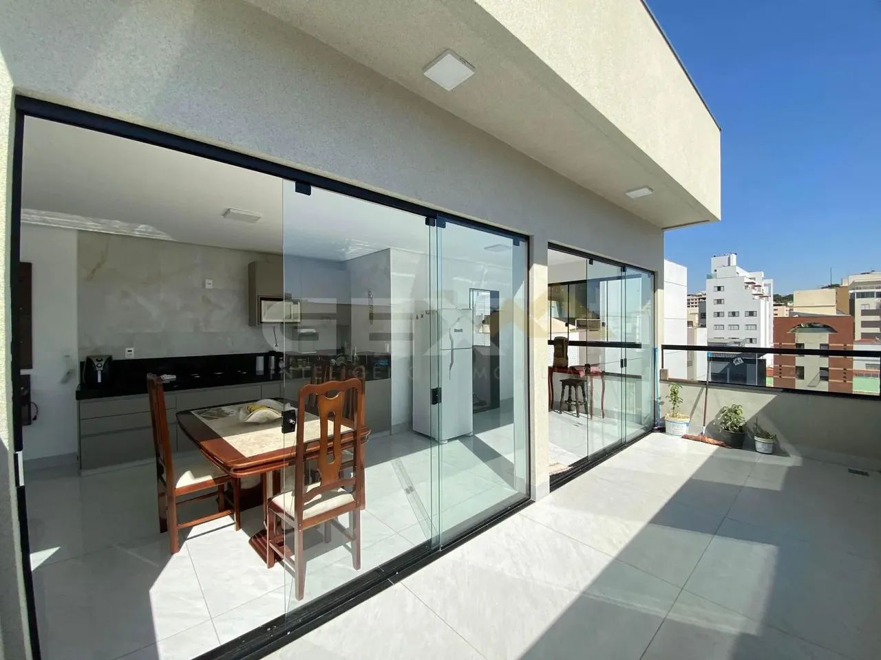 Cobertura duplex à venda no Centro, 4 quartos, 3 suítes e 3 vagas.