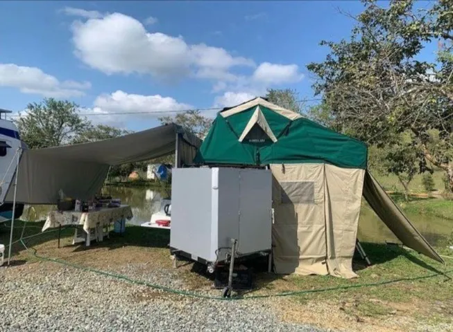 Carretinha para camping com cozinha embutida e ar-condicionado