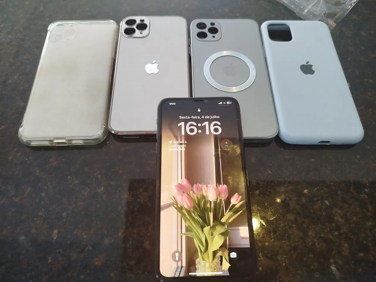Vende-se IPhone 11 pro Max 64 gb. 1.500 reais .