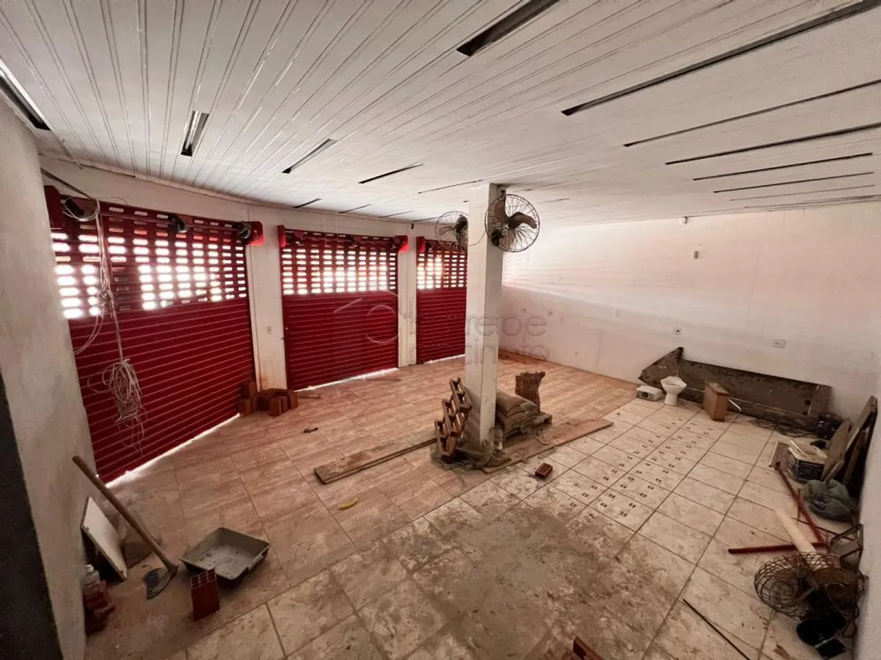 SALA COMERCIAL COM 110M² PARA LOCAÇÃO NO PARQUE BRASÍLIA EM JUNDIAÍ - SP.