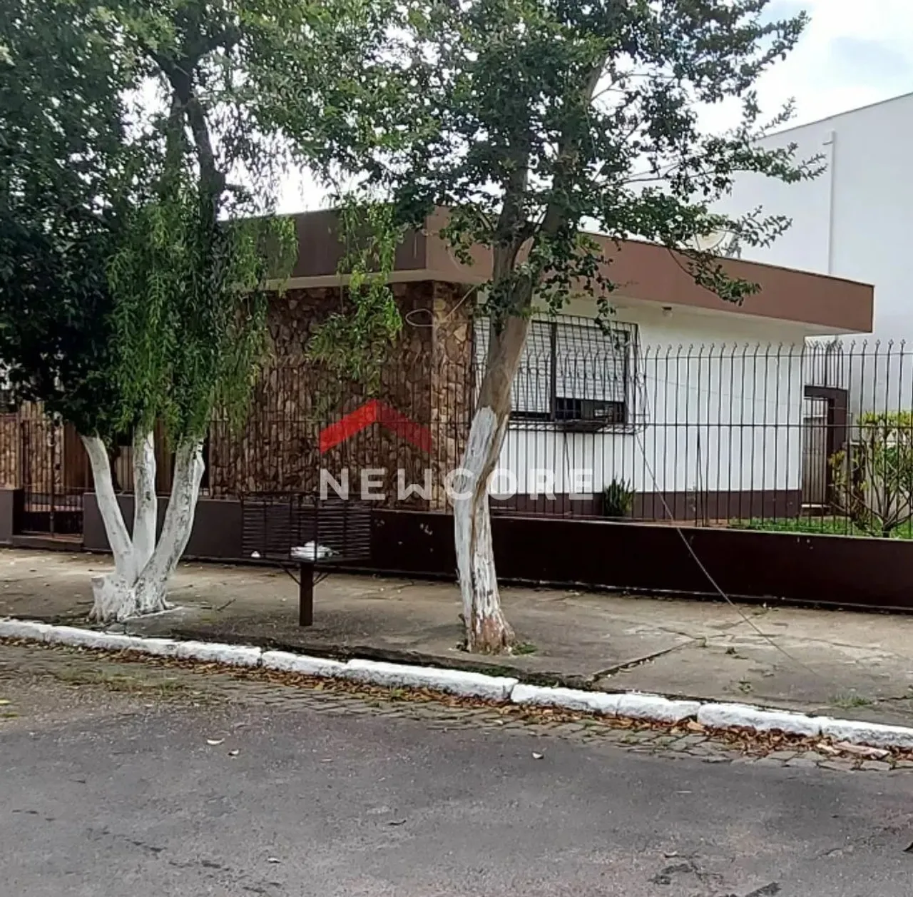 Casa em Rua Barão de Tramandaí - Passo da Areia - Porto Alegre/RS