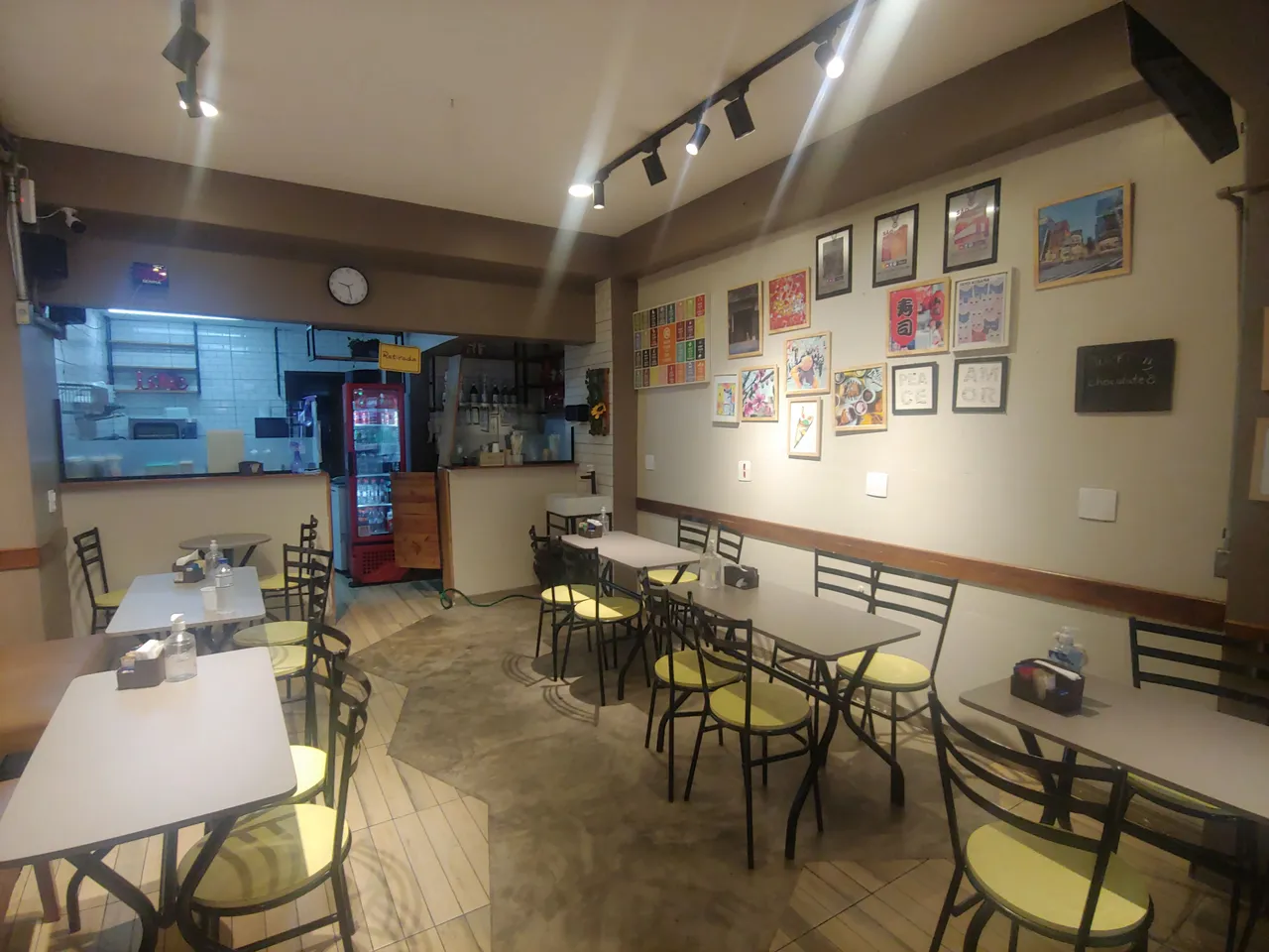 Excelente sobrado com ponto comercial localizado na melhor rua da Liberdade