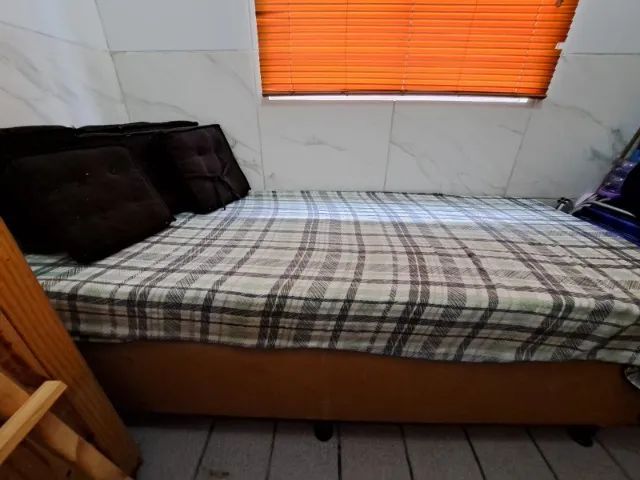 Cama de Solteiro com Colchão - Semi Nova