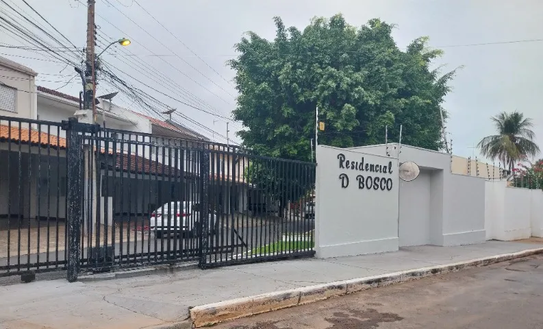 Casa em condomínio Jardim Califórnia.