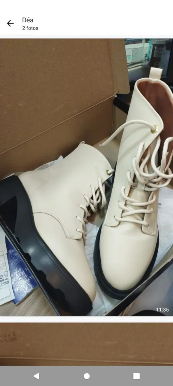 Bota feminina bege com plataforma preta