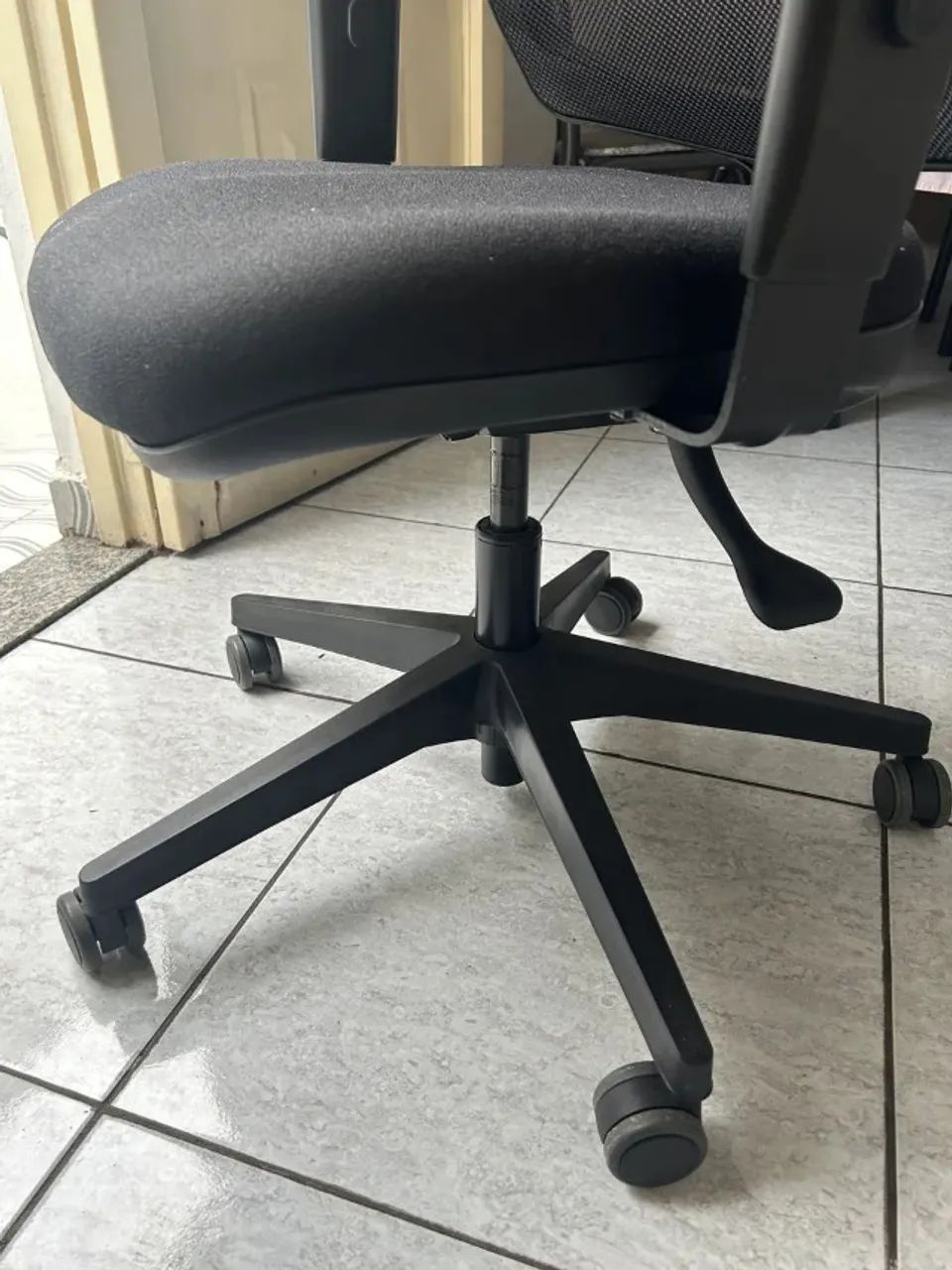 Cadeira Flexform Uni All Black Excelente Estado de Nova - Foto 3