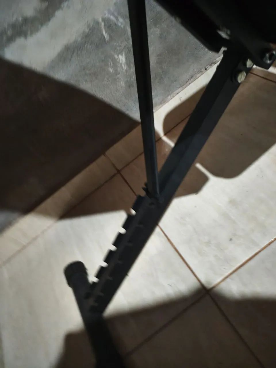 Cavalete, barra e anilhas  e banco de musculação  - Foto 4