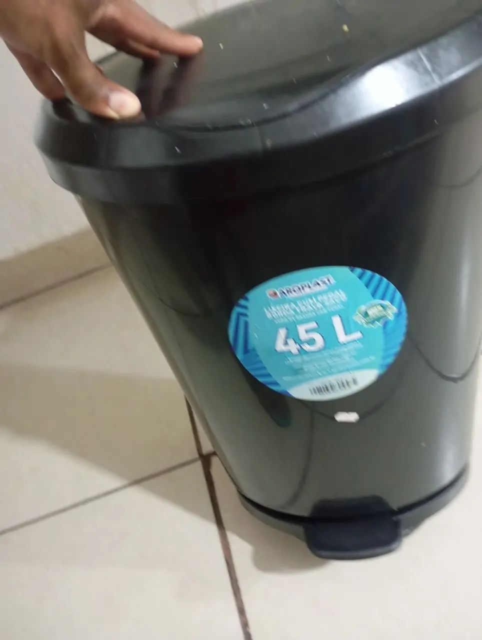 Lixeira seminova e 45 l 2 mês de uso 