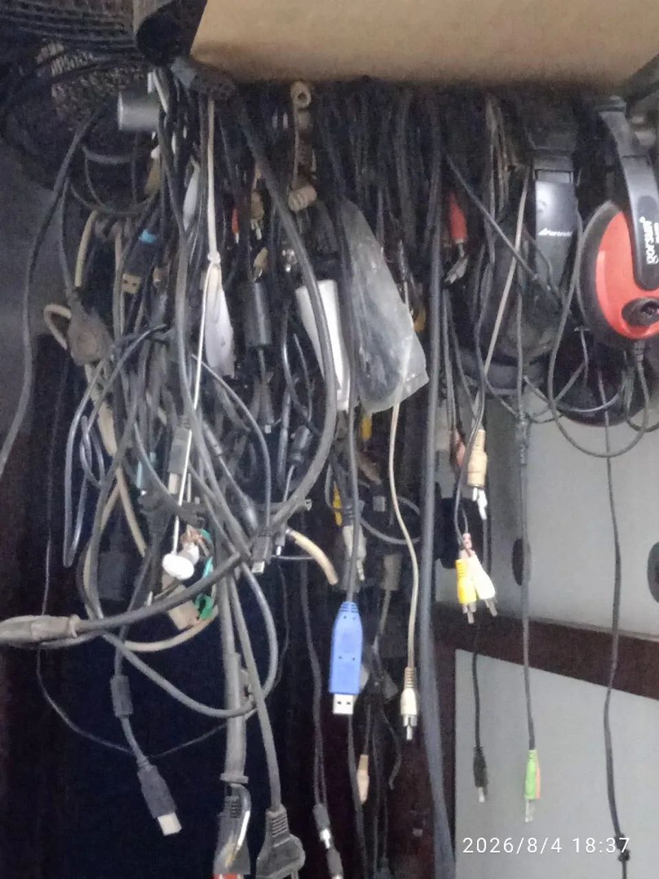 Cemitério dos cabos para aparelhos eletrônicos e eletro.
