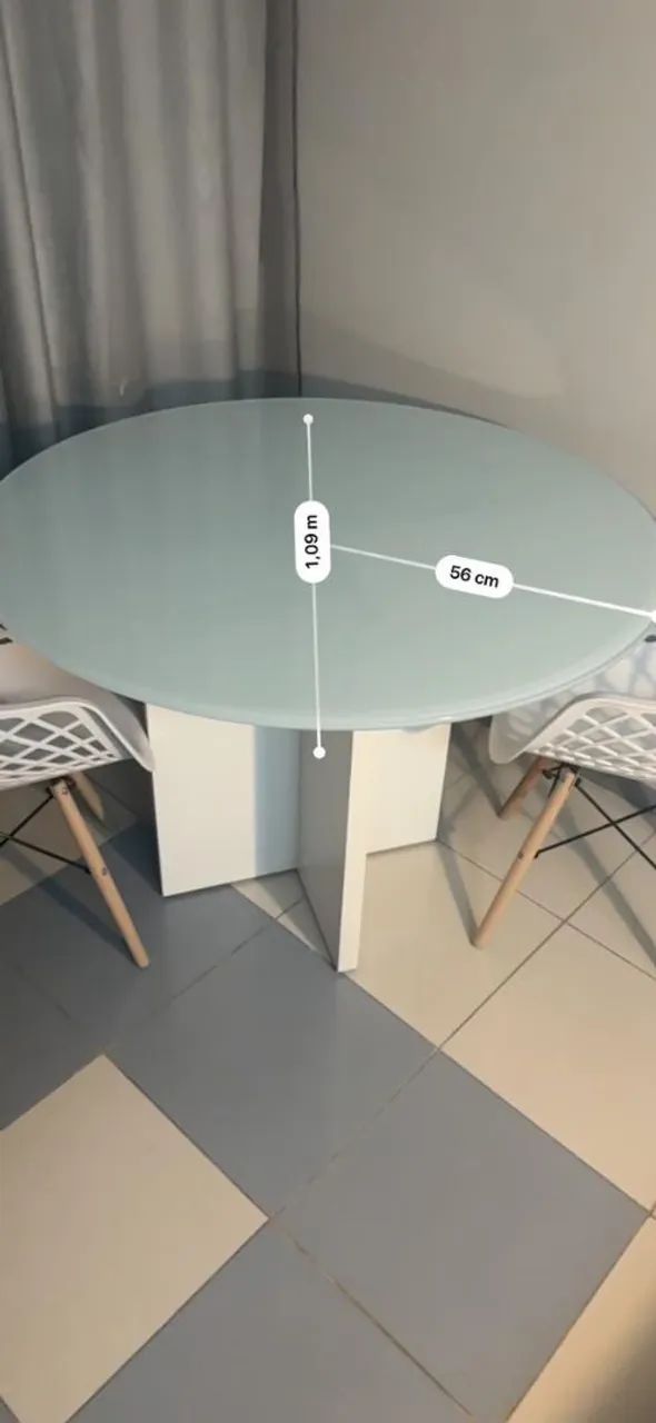 Mesa de Jantar redonda com tampo de vidro (SEM CADEIRAS). - Foto 2