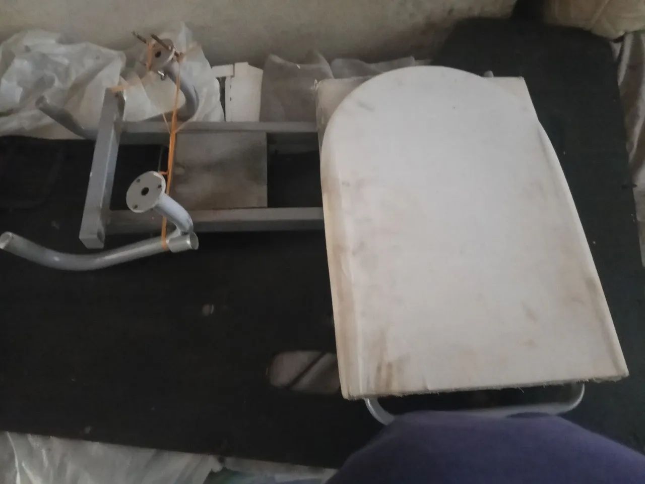 Vendo mesa de passar roupa que pega na parede  - Foto 2