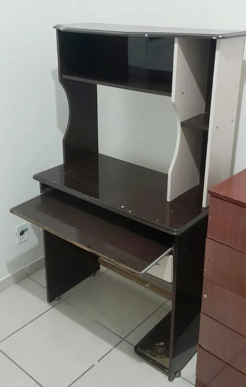 Escrivaninha / Mesa para Computador com Estante Superior
