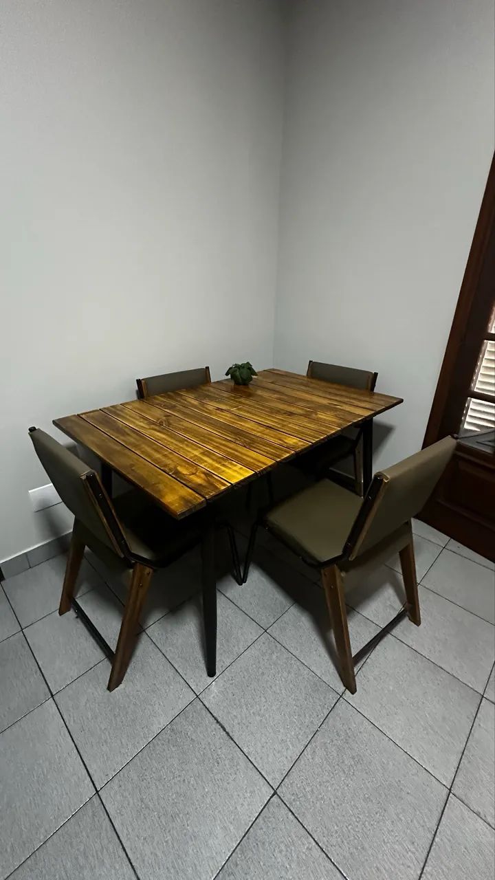 Mesa de madeira com 4 cadeiras  - Foto 3