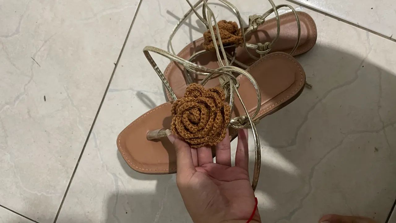 Sandália com flor de amarrar - Foto 2