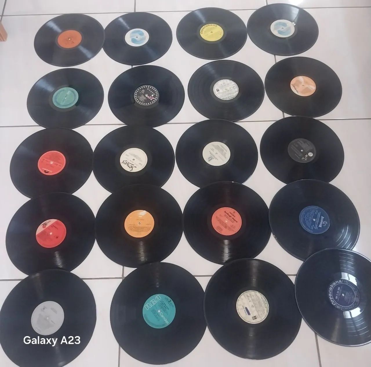 Discos de vinil para decoração estão arranhados para ouvir - Foto 4