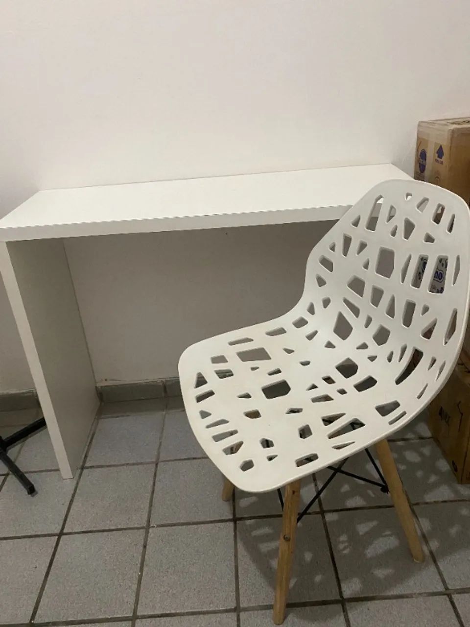 Mesa com cadeira para escritório