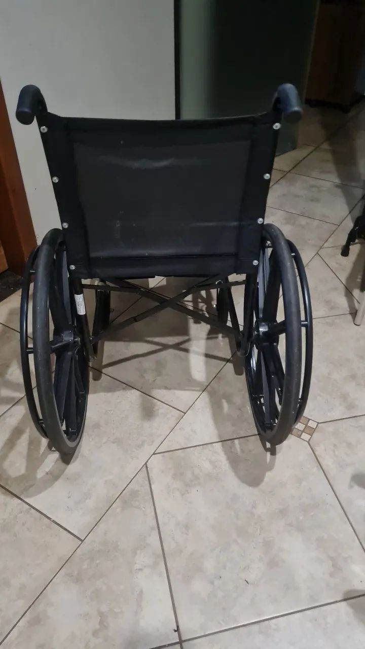 Cadeira de rodas adulto .