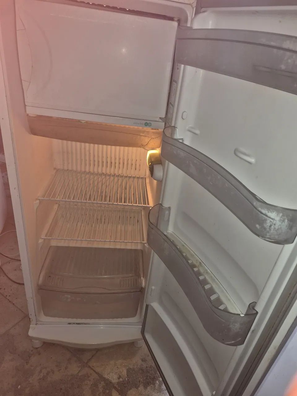 Vendo geladeira funcionando perfeitamente valor 600 - Foto 2