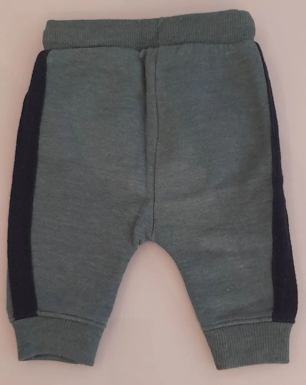 Conjunto em moletom com blusa estampada com ursinhos e calça verde com detalhes marinho - Foto 4