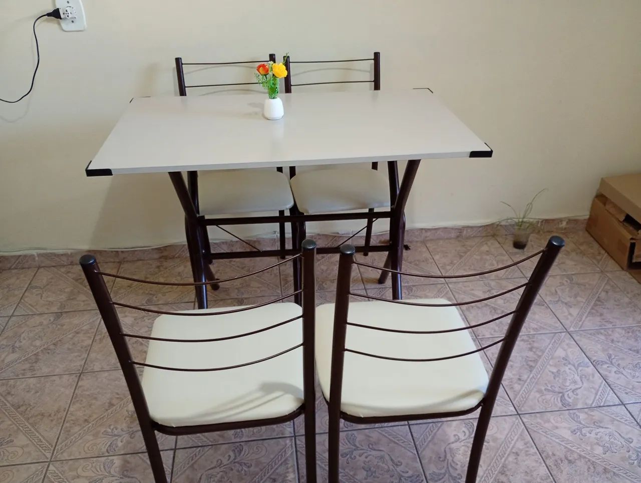 Vendo mesa de ferro com 4 cadeiras  - Foto 4