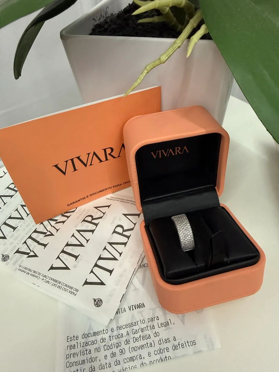 Anel Vivara, Ouro Branco 18k, cravejado com Diamantes. - Foto 4