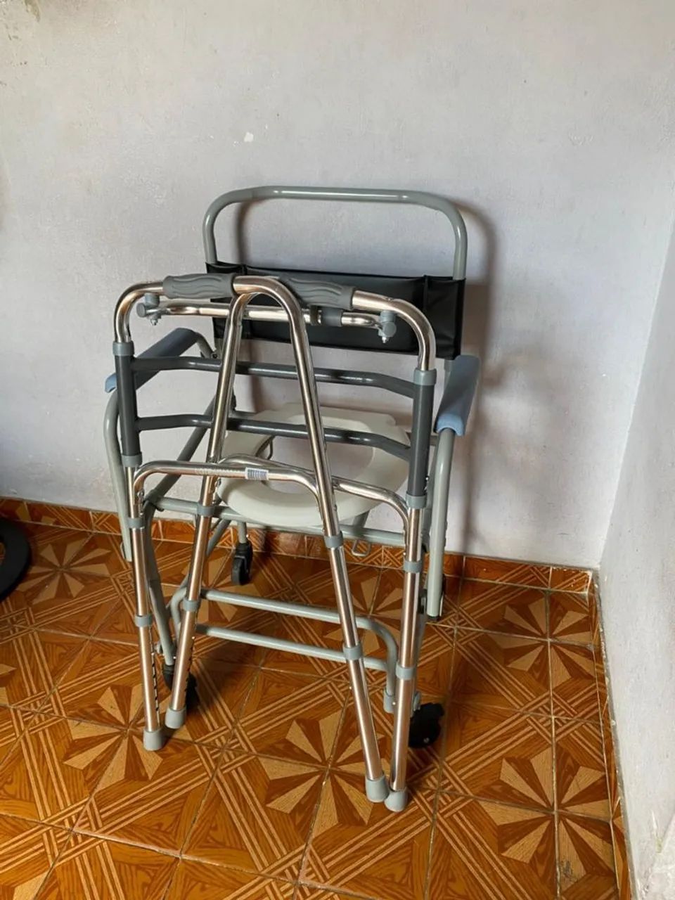 Andador e cadeira de banho  - Foto 4