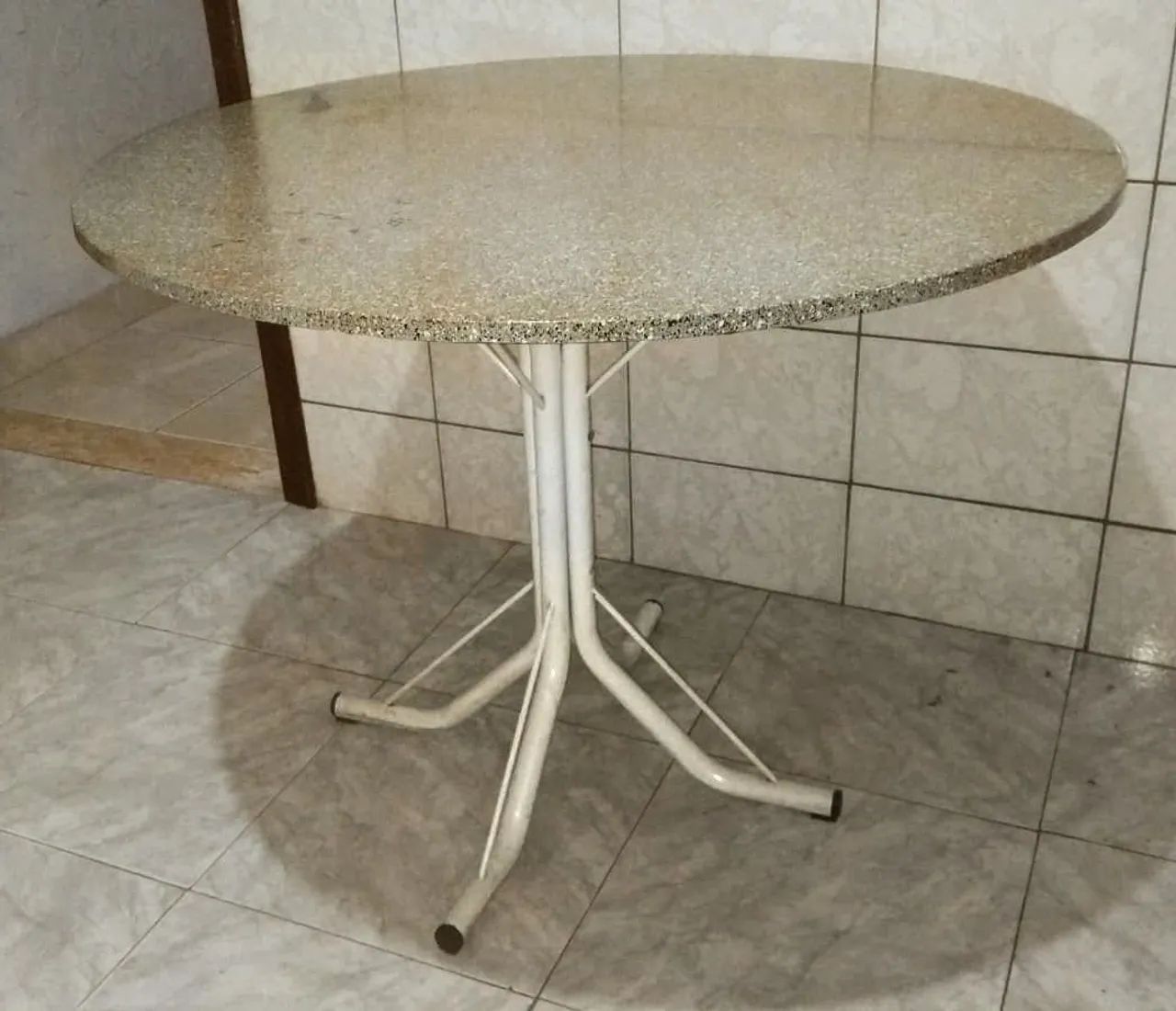 Mesa redonda 95 cm com tampo em granito