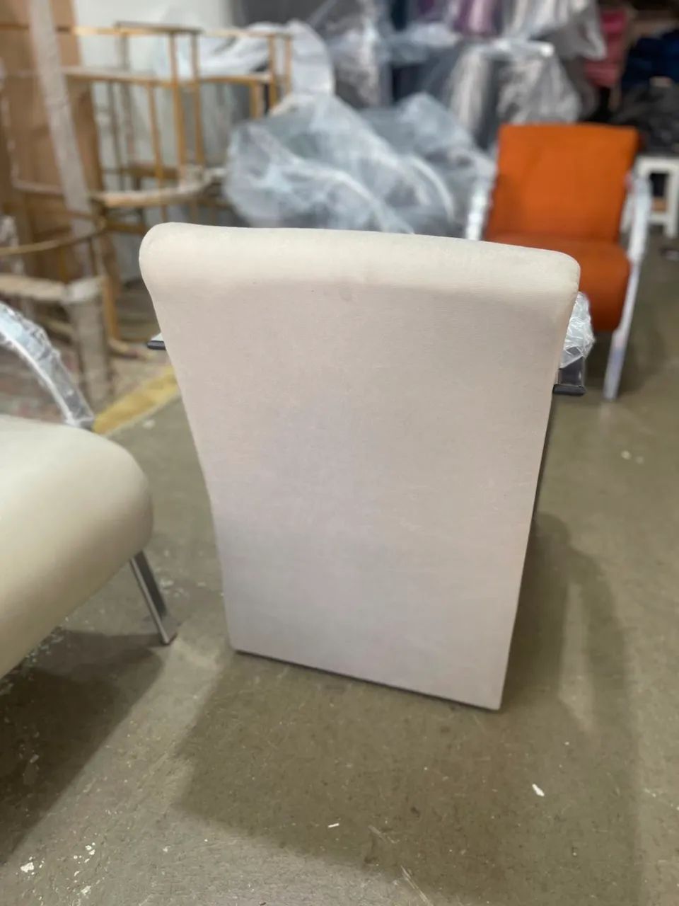POLTRONAS EM SUEDE BRAÇOS DE ALUMÍNIO  - Foto 4