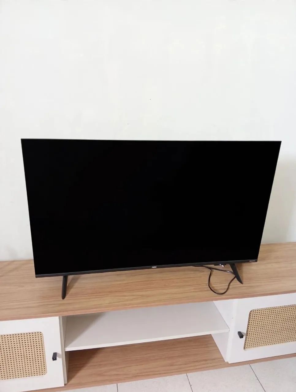 Vendo tv 43 polegadas AOC semi nova e com uma semana de compra na loja , 1800 preço nego