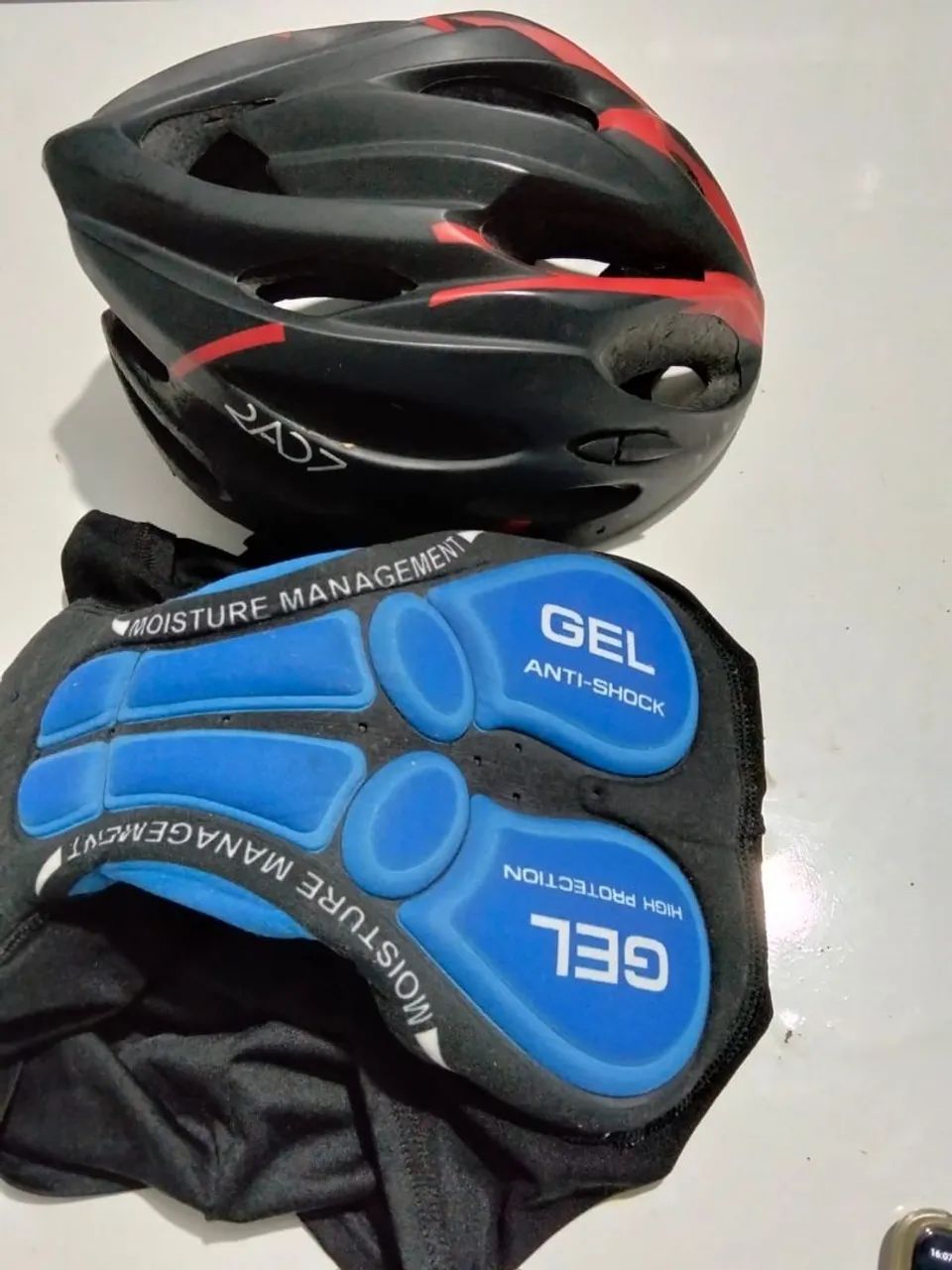 Capacete de ciclismo e bermuda de ciclismo 