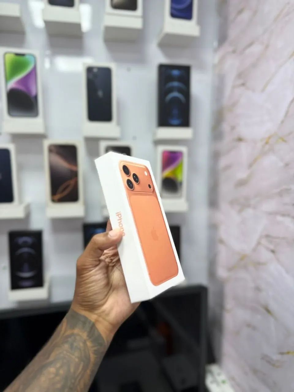 IPHONE 17 PRO MAX 256GB LARANJA<br>R$ 8.650,00 - Foto 2