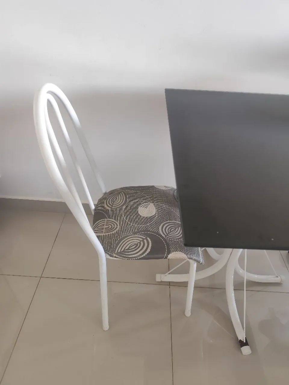 Mesa de Jantar com Tampo de Vidro + 4 Cadeiras