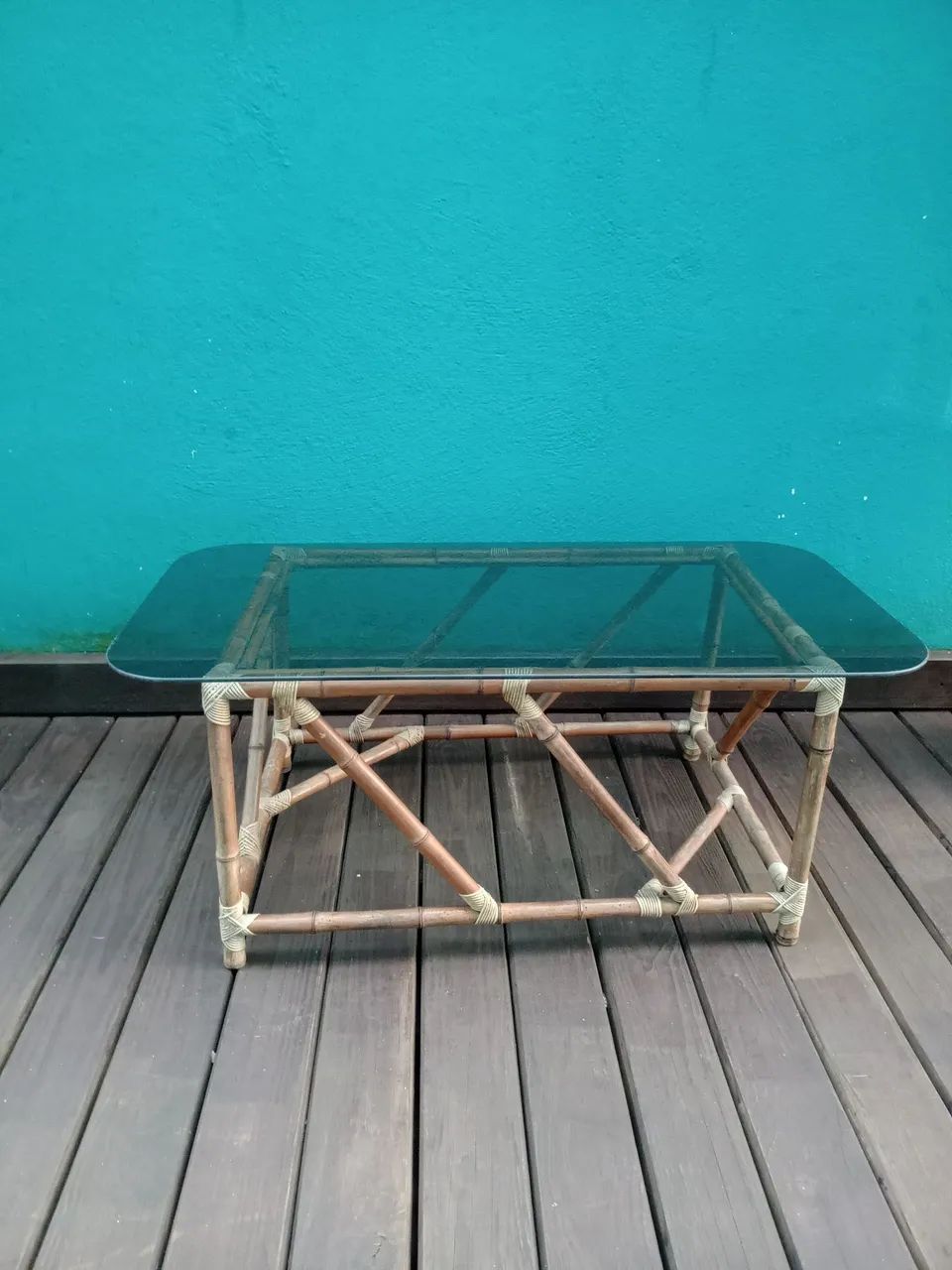 Mesinha de bambu com tampo de vidro