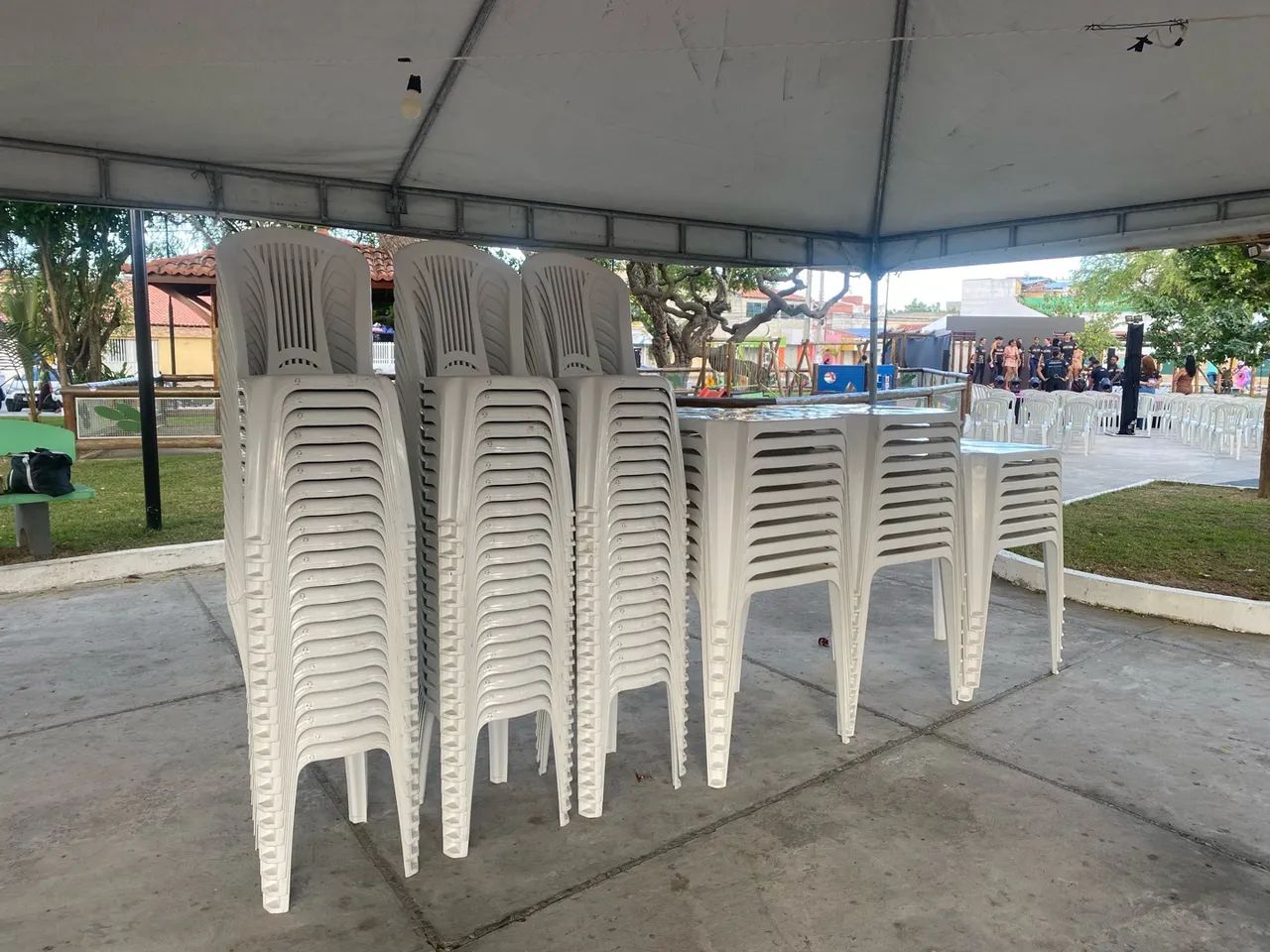 Mesas, cadeiras, toalhas , caixa térmica e etc  - Foto 2