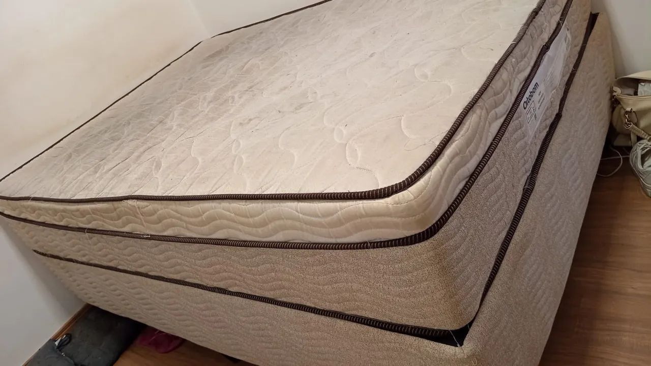 Cama de casal usada 