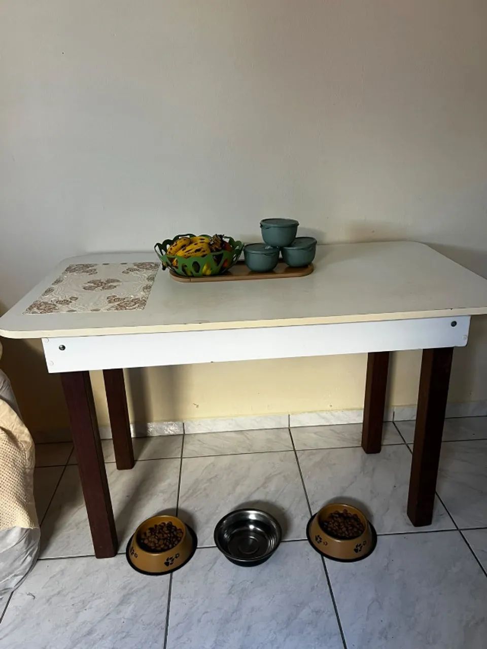 MESA DE COZINHA/JANTAR BRANCA COM PÉS DE MADEIRA