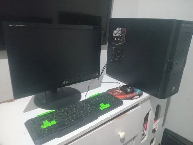 Computador Quad core formatado e alguns jogos instalados. 