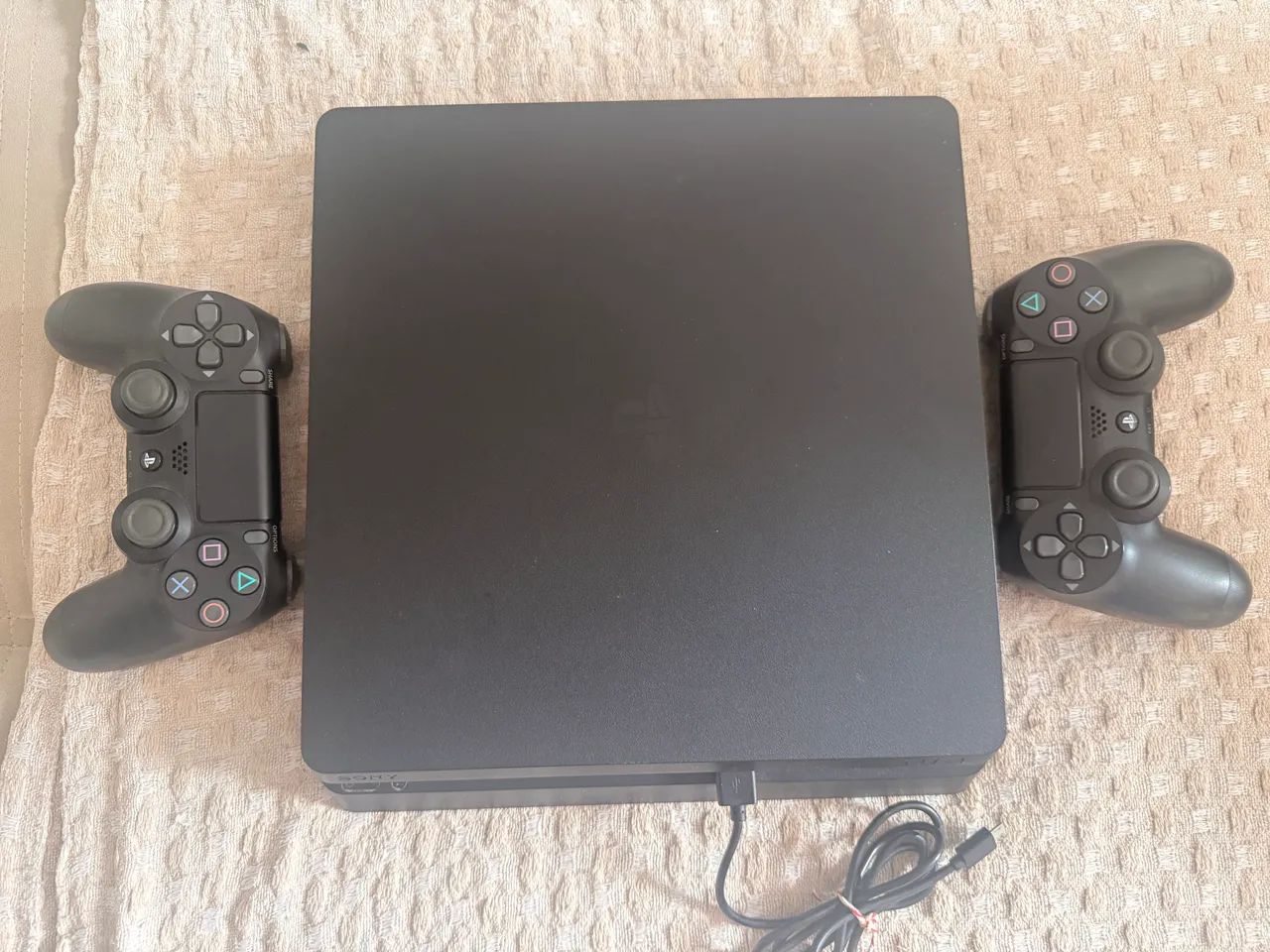 VENDO PS4 COM 2 CONTROLES ORIGINAIS - Foto 2