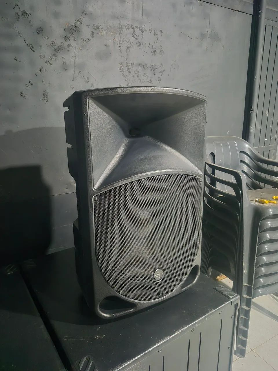 Caixa de som ativa Mackie Thump 15p. 1300w 1