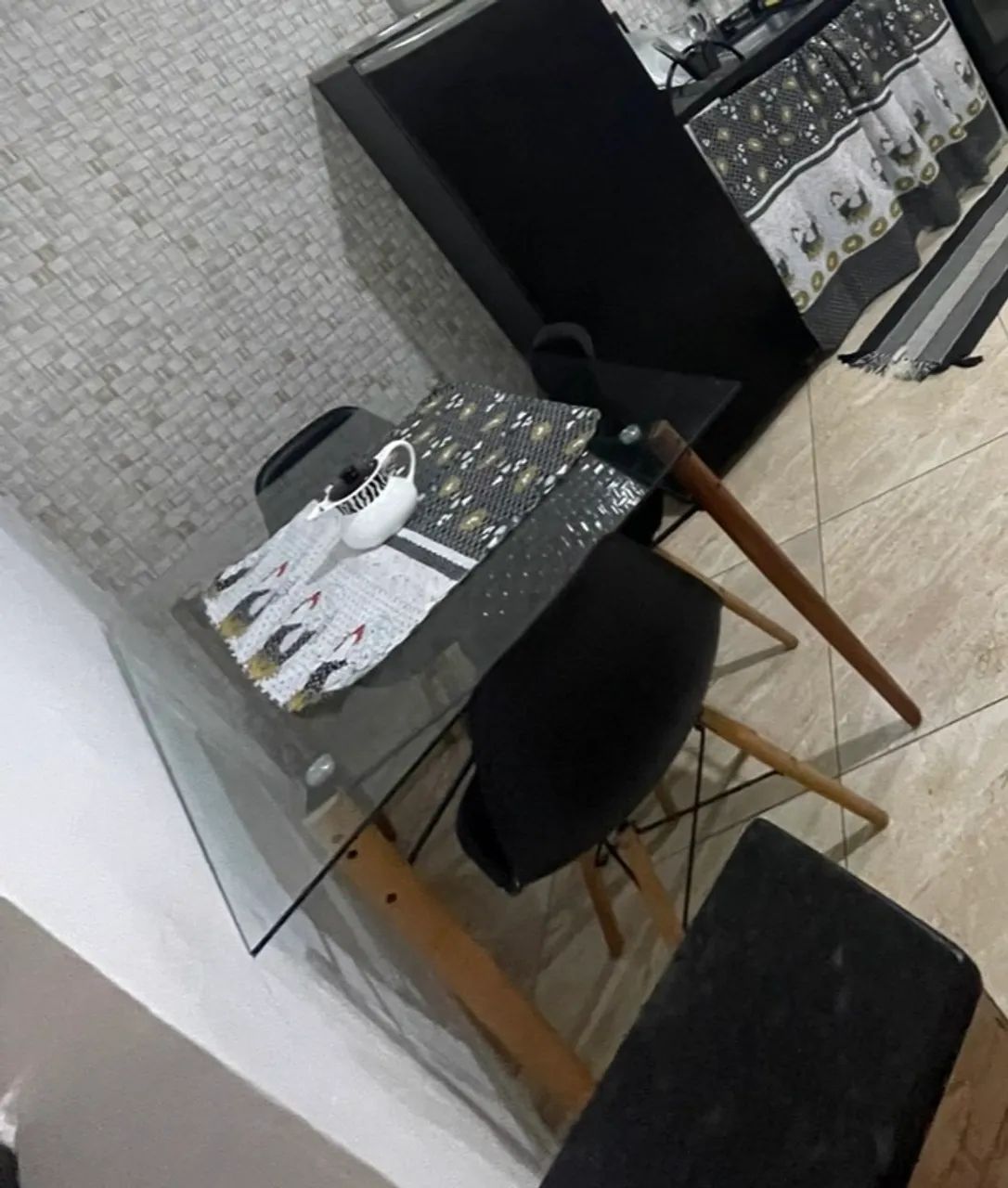 MESA DE VIDRO!! Somente a mesa, sem as cadeiras. 
