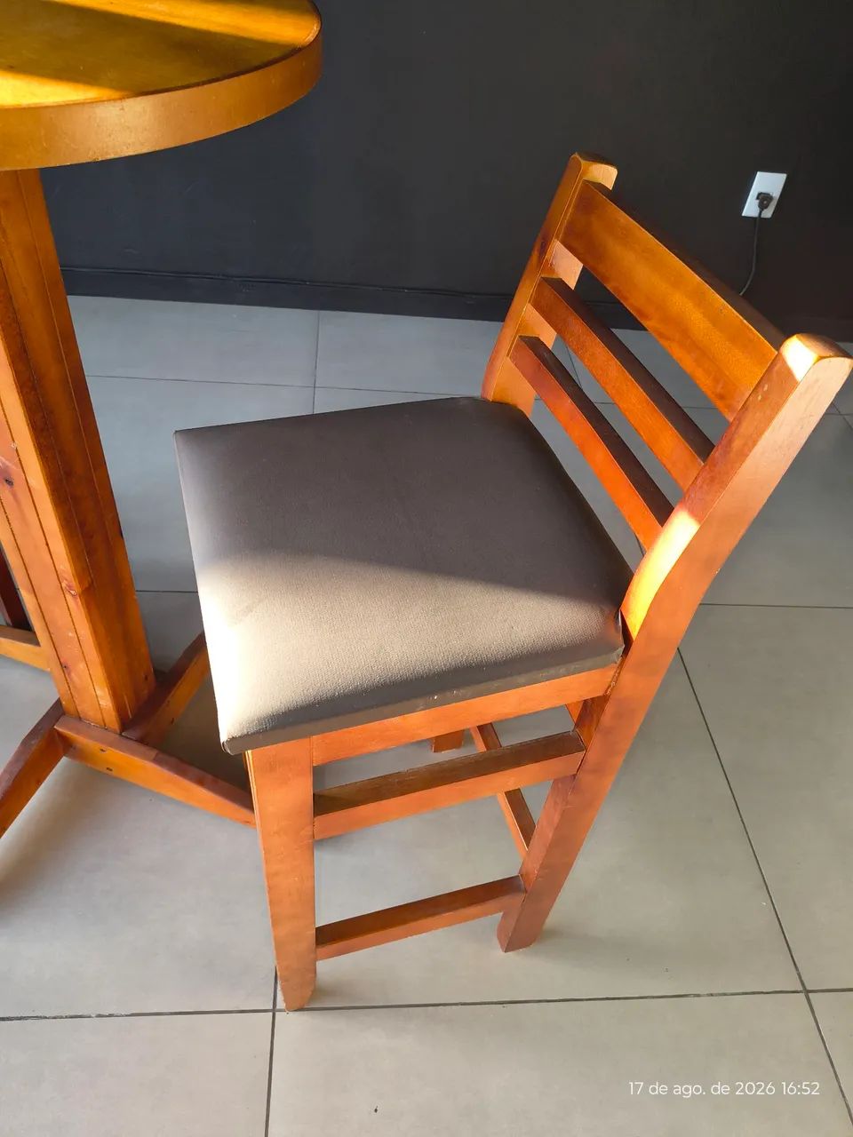 Mesa bistrô madeira maciça com banquetas. - Foto 3