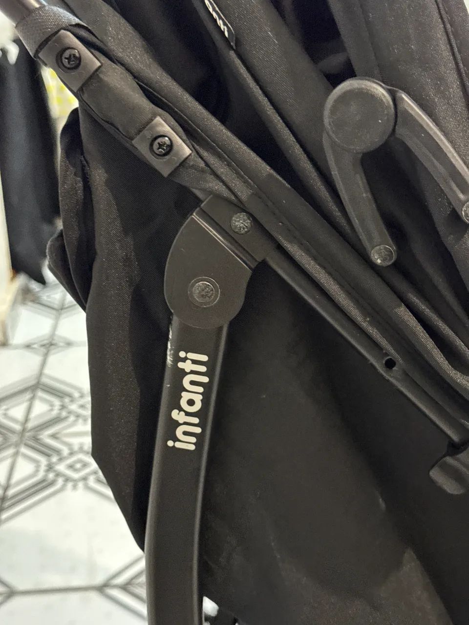 Carrinho de Bebê Infanti Rock Preto - Leve, Compacto e em Bom Estado - Foto 4