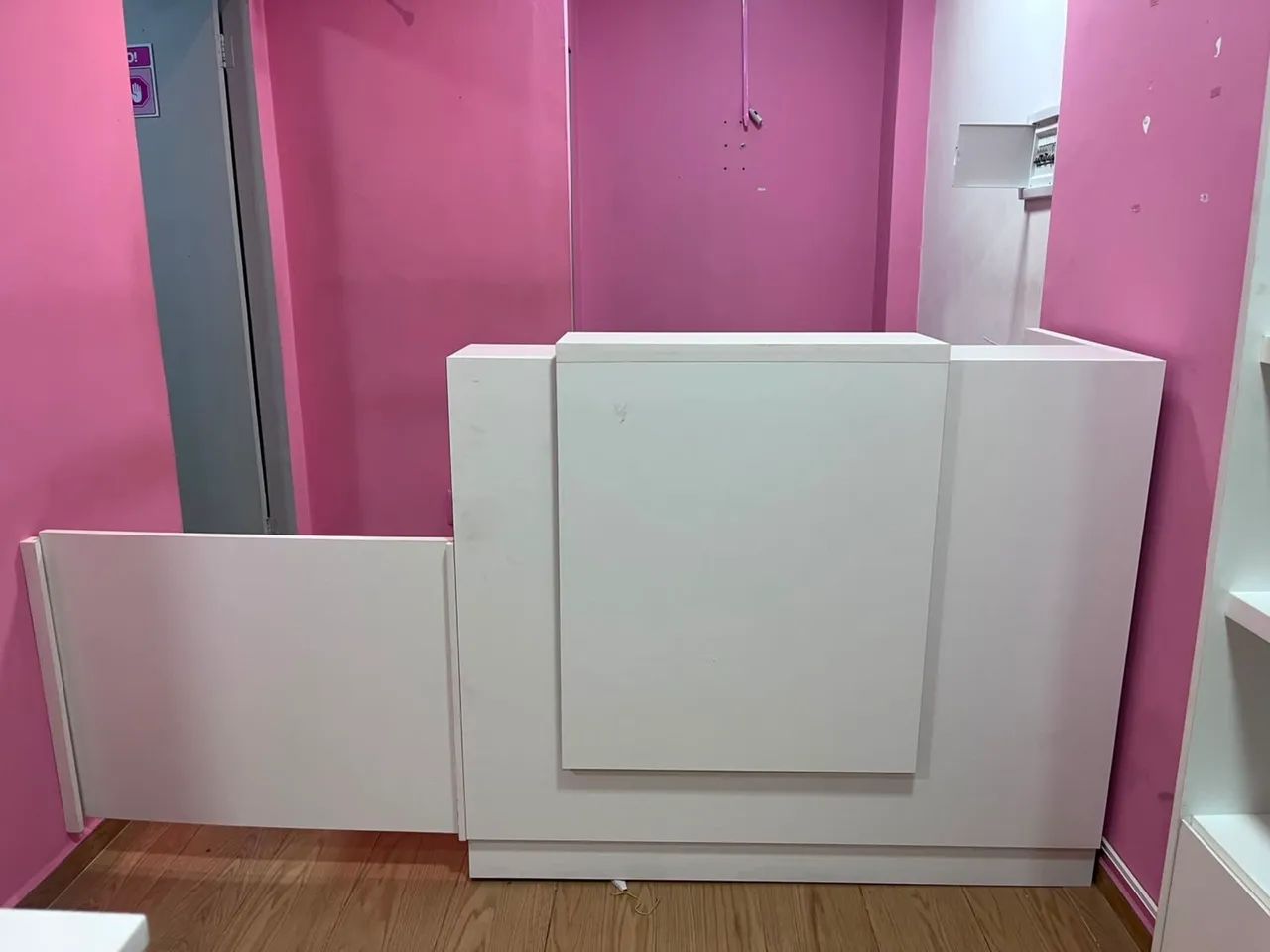     Balcão de loja branco com gaveta e divisórias