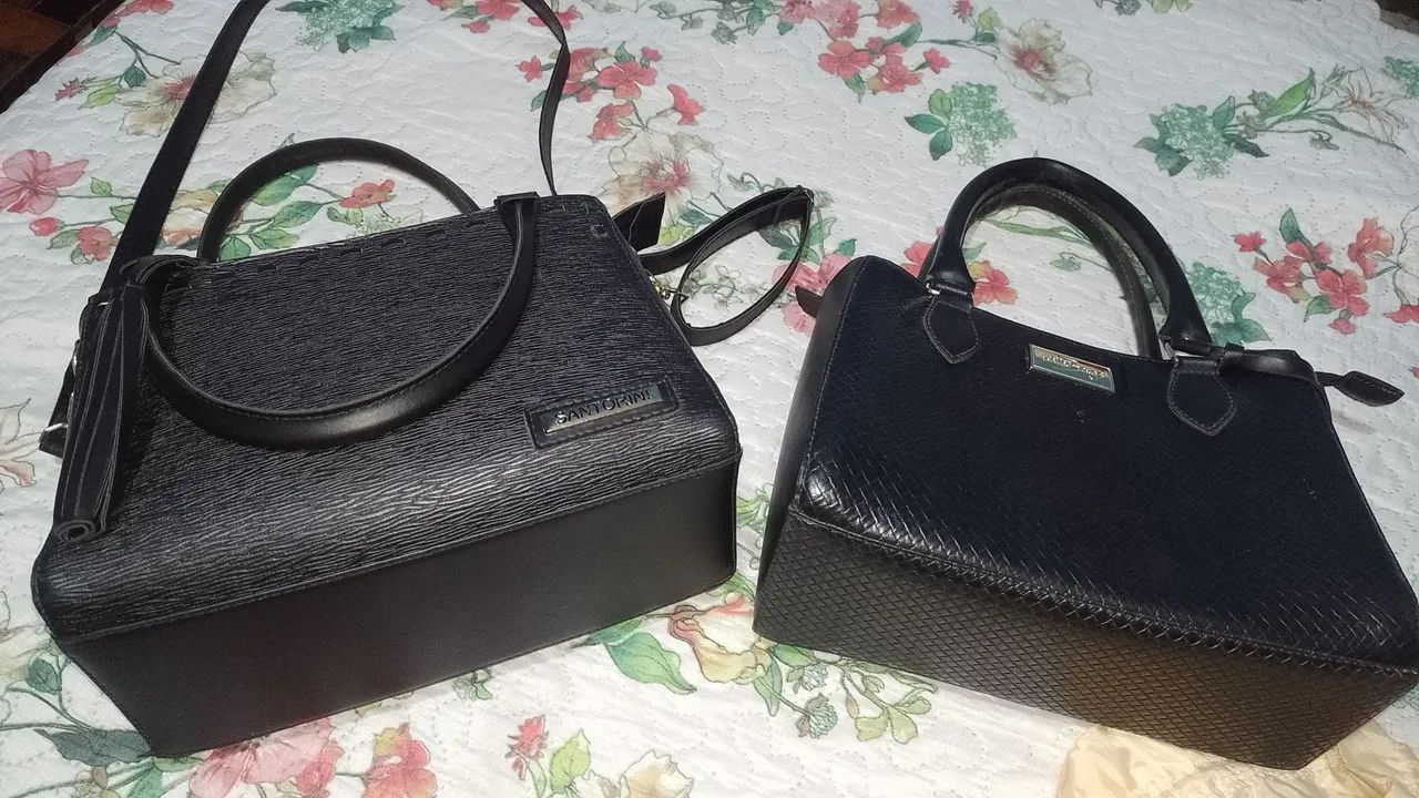 Duas bolsas femininas pretas