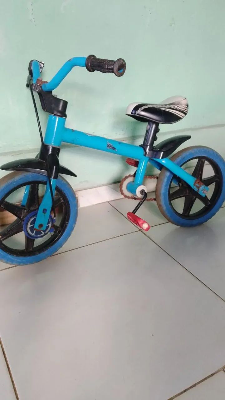 Vendo uma motinha e uma bicicleta