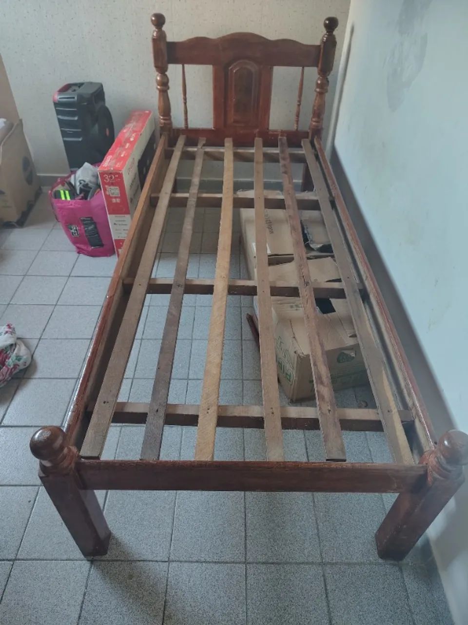 Cama de Madeira Antiga com colchão 
