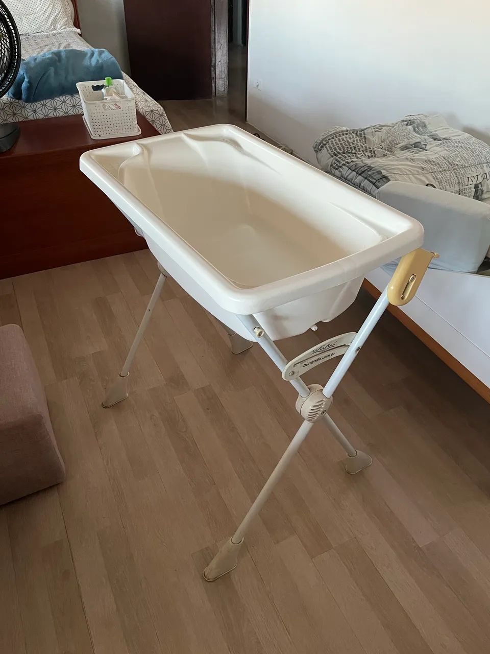 Banheira de bebê com suporte
