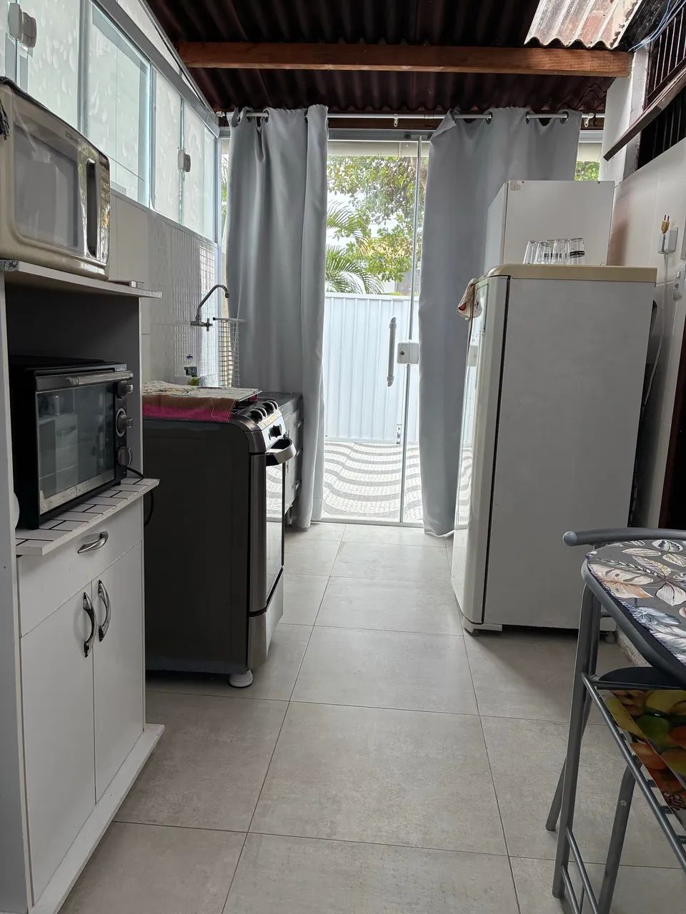 Casa 1 quarto, mobiliada, rua fechada, segurança 24 h, em Vilas Atlântico  - Foto 7