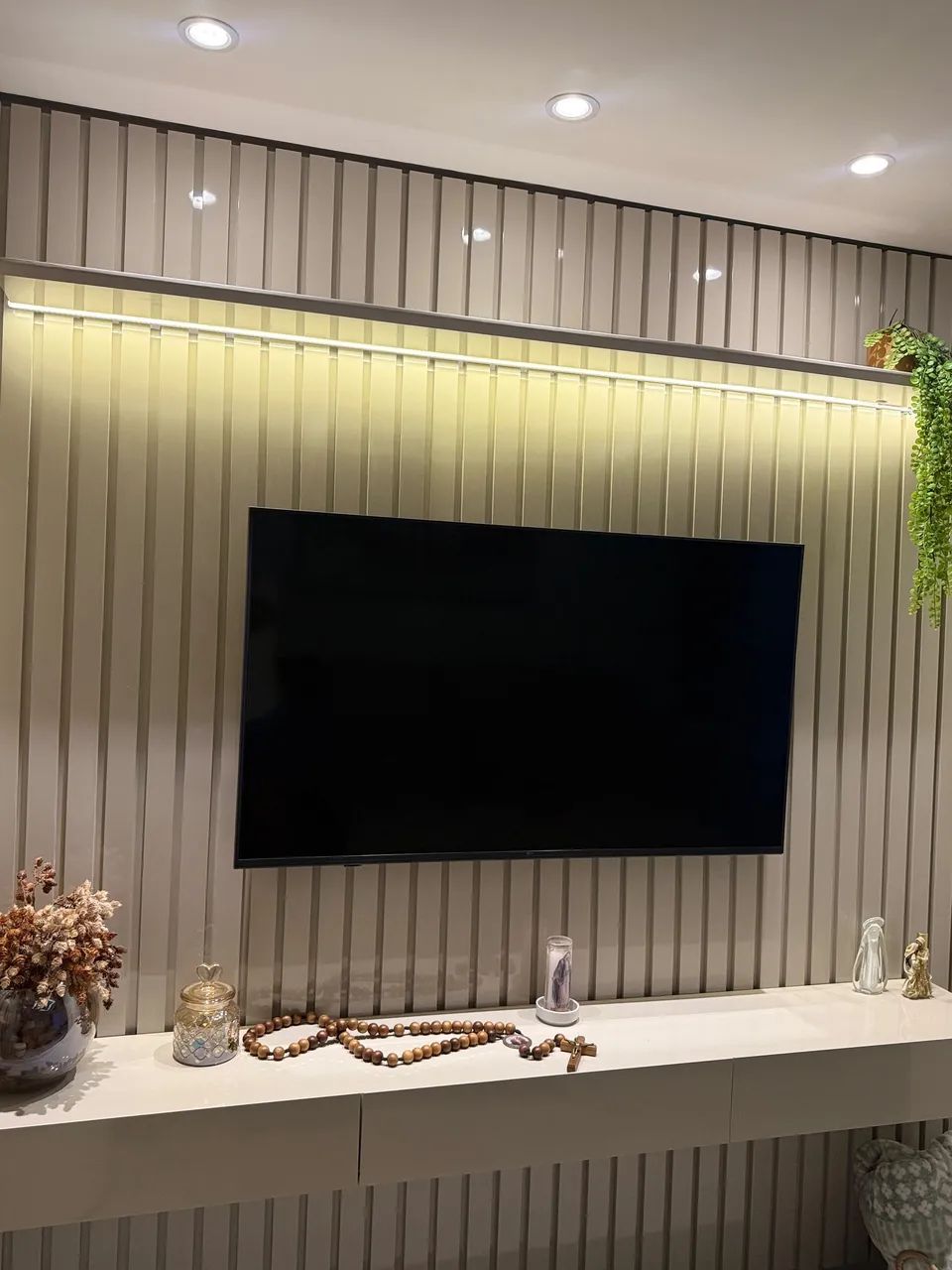 Painel de TV Ripado com Rack Suspenso e LED - Foto 4