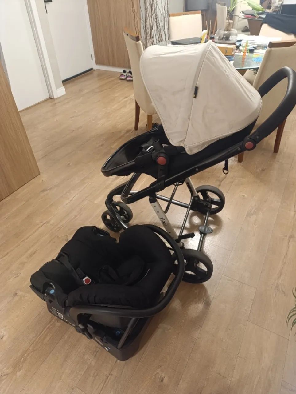 Carrinho de bebê com bebê conforto Safety.